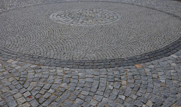 Küçük Bir Parke Küpünün Içinde Büyük Koyu Gri Bir Daire — Stok fotoğraf