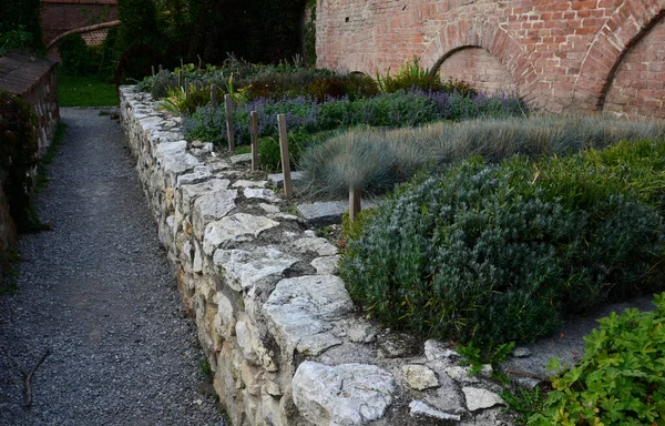 Kräuterbeete Reihen Über Einem Kalksteinrücken Ein Gemauerter Innenhof Mit Einem — Stockfoto