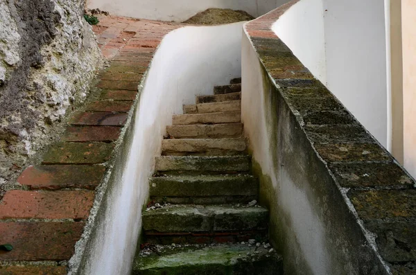 Eine Schmale Treppe Die Zwischen Einem Felsen Und Einer Ziegelmauer — Stockfoto