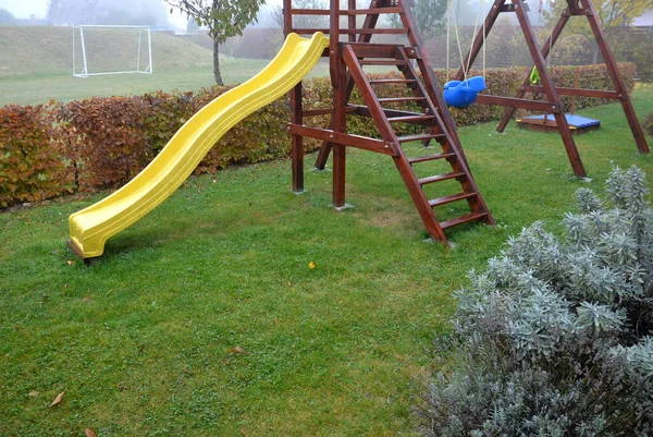 Playground Cercado Por Sebes Chifre Nevoeiro Outono Estrutura Madeira Com — Fotografia de Stock