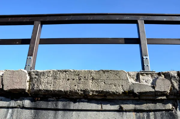 Alte Betonbrücke Mit Einem Hölzernen Braunen Geländer Auf Stahlträgern Frostverwitterung — Stockfoto