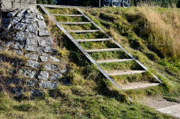 Escaleras Hundidas Pendiente Que Asemejan Una Escalera Madera Mismo Tiempo —  Fotos de Stock