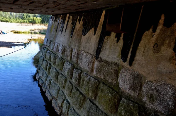 밑으로 흐른다 아스팔트는 다리에서 흘러나 여름에는 녹습니다 천천히 흐르다가 냉각되면 — 스톡 사진