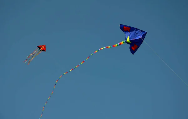 青い空を飛ぶ凧だドラゴン 高圧線との接触の危険は子供や大人に衝撃と傷害を与えます 距離を置いて 雷雨の中を飛ぶな稲妻 — ストック写真