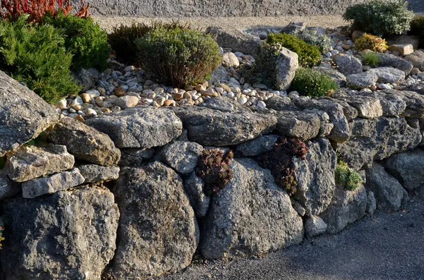 乾いた灰色の壁セメントを使わずに岩を折りました 壁を保持することの芸術 岩の多い環境のような非常にカラフルな岩の庭 庭園建築 — ストック写真