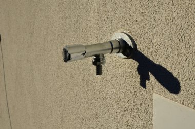 Su borusundan otomatik olarak biriken suyun boşaltıldığı dondurucu olmayan musluk. Donmaz ve evin dış cephesinde su kullanmak mümkündür. Kışın ve donda bile.