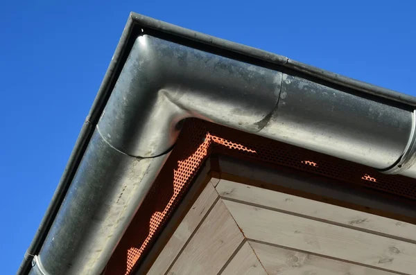 Pod Okrajem Střechy Ventilační Pás Připevněn Okapu Slouží Uzavření Prostoru — Stock fotografie