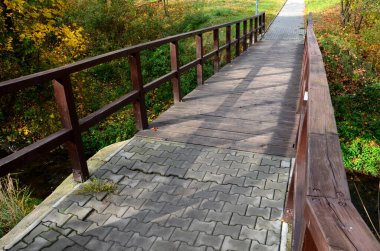 Küçük bir vadi ve akarsu üzerinde yaya köprüsü. İki çelik kirişten oluşmaktadır. Köprünün yüzeyi ve parmaklıkları kahverengi boyalı kalaslardan yapıldığı için. Uzun ve dar. Vahşi doğada