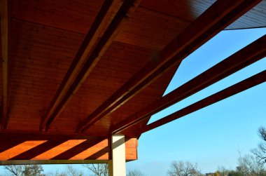 Garajın tavanı ahşap kalaslarla kaplıydı. Ahşap kaplama dağlarda doğal yapılar için uygundur. Kirişler görünür ve parlak bir renge boyanmış eski bir çam ağacı.