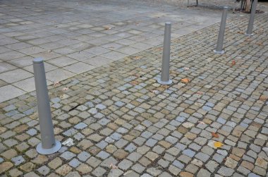 Gri metal kalınlar yaya bölgesindeki yayaları ya da gezinti alanındaki parktaki yayaları korumak için kullanılır. Gri sütunlar araçların kaldırımlara park edilmesini engelliyor
