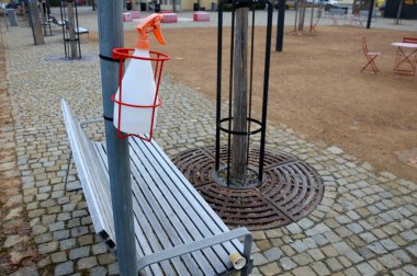 Trafik işaretinin oradaki direkte bulaşıcı hastalıklara karşı dezenfeksiyon spreyi var. 19. park meydanında banklar ve kaldırım taşları var.