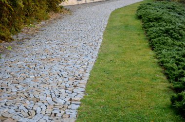 Eğimin dengelenmesi için tahta çıtaların yardımı ile, kabloların yardımıyla yamaçtaki toprağı tutuyorlar. Granit park yolları ve uzun ömürlü sıralı çiçek yatakları. Gölün üzerindeki tarihi bahçe 