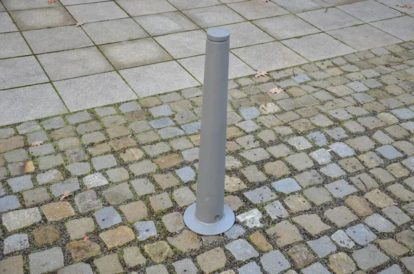 歩行者区域や遊歩道の公園内の歩行者を保護するためにグレーの金属製のボールドが使用されています 灰色の柱は歩道の車両の駐車を防ぎます — ストック写真