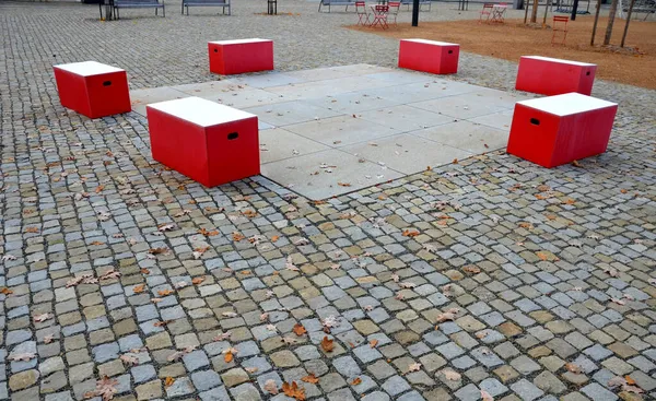 Πάγκοι Από Κόκκινο Πλαστικό Σχήμα Κύβων Λαβές Πλατεία Είναι Στρωμένη — Φωτογραφία Αρχείου