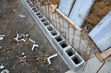 Köprü başındaki çirkin çentikler. Beton katmanlı ve drenajlı istinat duvarı. Kablolar, korkuluklar, temeller ve eski çirkin sanayi bölgesini kaplayan içi boş tuğlalarla dolu bir çit.