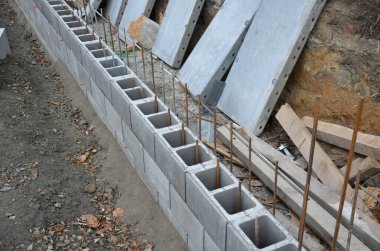 Köprü başındaki çirkin çentikler. Beton katmanlı ve drenajlı istinat duvarı. Kablolar, korkuluklar, temeller ve eski çirkin sanayi bölgesini kaplayan içi boş tuğlalarla dolu bir çit.