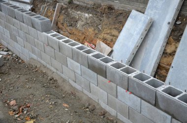 Köprü başındaki çirkin çentikler. Beton katmanlı ve drenajlı istinat duvarı. Kablolar, korkuluklar, temeller ve eski çirkin sanayi bölgesini kaplayan içi boş tuğlalarla dolu bir çit.