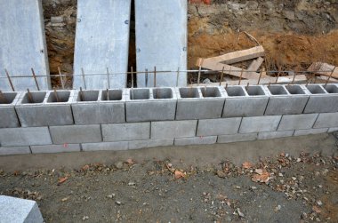 Köprü başındaki çirkin çentikler. Beton katmanlı ve drenajlı istinat duvarı. Kablolar, korkuluklar, temeller ve eski çirkin sanayi bölgesini kaplayan içi boş tuğlalarla dolu bir çit.