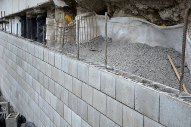 Çirkin, köprü önü tünelinin bir çentiğini tutuyor. Beton kaplı istinat duvarı sahte, optik güzellikte duvarlarla kaplı. Kablolar, korkuluklar, çelikle dolu içi boş tuğlalarla çit.