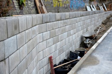 Çirkin, köprü önü tünelinin bir çentiğini tutuyor. Beton kaplı istinat duvarı sahte, optik güzellikte duvarlarla kaplı. Kablolar, korkuluklar, çelikle dolu içi boş tuğlalarla çit.