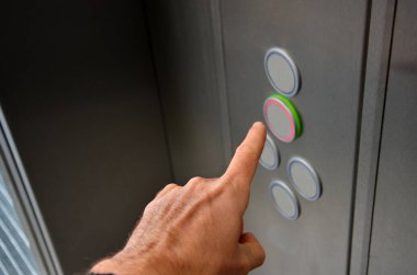 Paslanmaz çelik asansörden çıkın. Asansör katlanabilir bir koltukla donatılmıştır. Açıldığında kafesi, ağ zemini ve balkon parmaklıklarını görebilirsin..