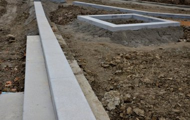 Betonun içine kaldırım döşemek. granit kaldırımlar merdivenleri ve yatakların kenarlarını oluşturur. Üst toprak henüz ithal edilmedi.