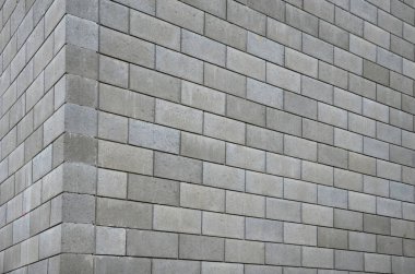 Köprü başındaki çirkin çentikler. Beton tuğlalarla dolu istinat duvarı. Üst toprağı olan bir yamaçta çapraz gömülü. Rayların ve otoyolun yüksek eğimli setlerinin peyzajı