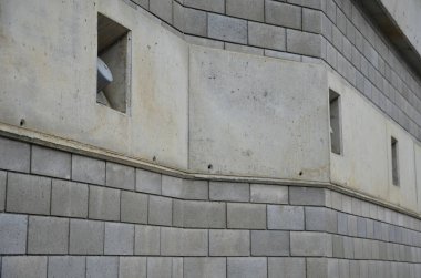 Bunlar yaprak yığını yapılarının istikrarını sağlamak için, yamaçların, kaya duvarlarının ve çentiklerin istikrarını sağlamak için, yapıları sağlamlaştırmak için, örneğin su yüzeyine karşı dayanıklılık için kullanılır. Taş, çapa, baş