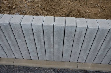 Kare şeklindeki betondan yapılmış Palisades bahçe mimarisinde eğimli merdiven kemerleriyle. Daha küçük arazi farklılıklarının çözümü, inşaat alanında yükseltilmiş çiçek yataklarının kenarlarının desteklenmesi