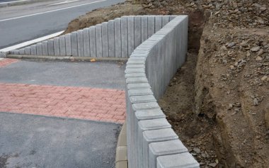 Kare şeklindeki betondan yapılmış Palisades bahçe mimarisinde eğimli merdiven kemerleriyle. Daha küçük arazi farklılıklarının çözümü, inşaat alanında yükseltilmiş çiçek yataklarının kenarlarının desteklenmesi