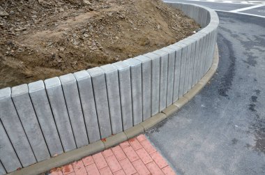 Kare şeklindeki betondan yapılmış Palisades bahçe mimarisinde eğimli merdiven kemerleriyle. Daha küçük arazi farklılıklarının çözümü, inşaat alanında yükseltilmiş çiçek yataklarının kenarlarının desteklenmesi