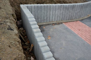 Kare şeklindeki betondan yapılmış Palisades bahçe mimarisinde eğimli merdiven kemerleriyle. Daha küçük arazi farklılıklarının çözümü, inşaat alanında yükseltilmiş çiçek yataklarının kenarlarının desteklenmesi