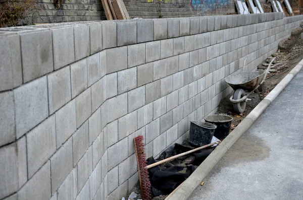 Fea Sosteniendo Una Muesca Carretera Túnel Del Patio Delantero Del —  Fotos de Stock