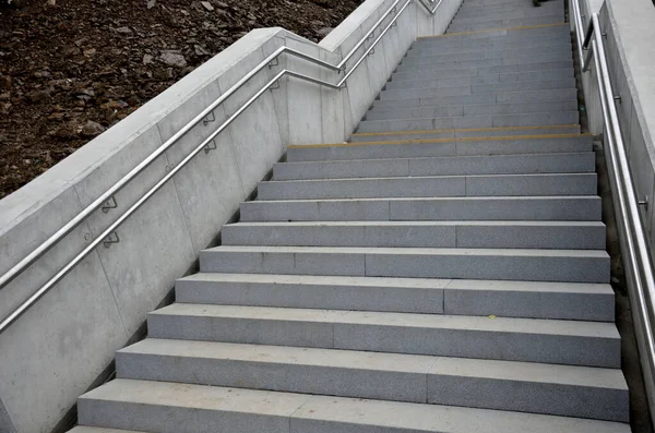 Escalera Hormigón Con Paneles Laterales Masivos Barandillas Son Muros Contención —  Fotos de Stock