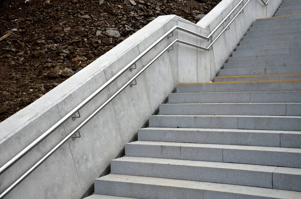 Escada Concreto Com Painéis Laterais Maciços Grades São Muros Retenção — Fotografia de Stock
