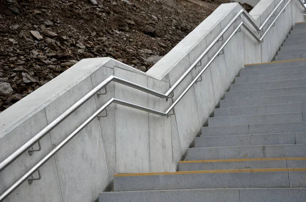 Escalera Hormigón Con Paneles Laterales Masivos Barandillas Son Muros Contención —  Fotos de Stock