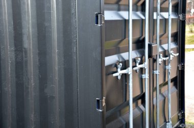 Siyah nakliye konteynırı katlanmış bir malzeme olarak hizmet veriyor. Eğer soğutucu tedarik edilirse, kontrol edilemeyen bir salgın krizinde ölülerin olduğu bir tabut deposudur.