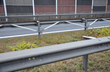 Metal ve beton otoyol bariyerlerinin vidaları. Metal destekli destekler ve şeritler arasında yeterli yer olmayan yerlerde gerilimli parmaklıklar. gürültü engeli