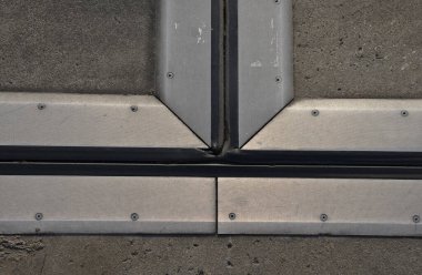 İki genişletilebilir beton gövdenin güvenli bağlantısı için çatı yapısı veya köprü genişlemesi. Metal bir barda lastik eklem