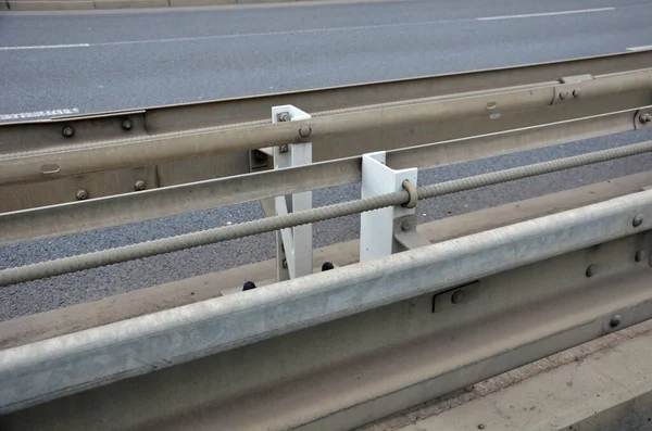 Metal Beton Otoyol Bariyerlerinin Vidaları Metal Destekli Destekler Şeritler Arasında — Stok fotoğraf