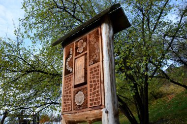 Böcek yuvası çayırdaki parkta bulunuyor. Böceklerin yumurtalarını ve pupalarını bırakabildikleri gözenekli doğal maddeler içerir. iki eğitim sonrası eğitim 