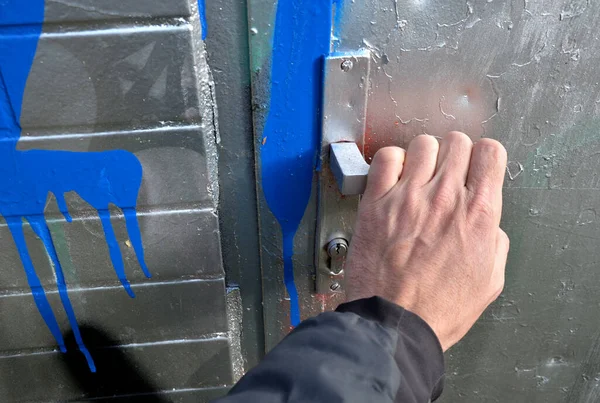 Homem Segurando Uma Maçaneta Porta Quer Abrir Uma Porta Metal — Fotografia de Stock