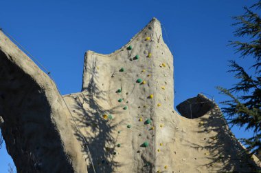 Düzensiz aralıklarla aralıklı ve vidalanmış taşlardan oluşan yapay taşlardan yapılmış tırmanma duvarı. Kollar ve tokalar, karabinalar, asılmak ve tırmanışçıları ipe bağlamak için kullanılır.