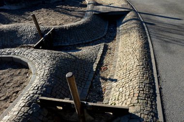 Paslanmaz çelik su oyunları, çocuk öğütücüleri, metal levha ve kiremit olukları ve yalaklar. Çocuklar hendekten su saldığında kepçeler döner. Çakıl taşı dereleri, taş ocakları., 