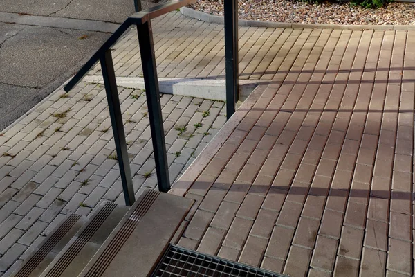 Σκάλας Σκυροδέματος Αντιολισθητικές Αυλακώσεις Δίπλα Στις Σκάλες Υπάρχει Ράμπα Για — Φωτογραφία Αρχείου