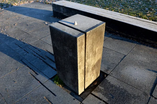 Egy Oszlop Alakú Durva Kőből Készült Szökőkút Csatornával Járdára Történő — Stock Fotó