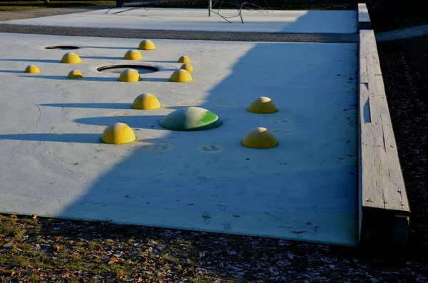 Белая Резиновая Поверхность Детской Площадки Желтыми Шапками Цветными Пятнами Морозе — стоковое фото