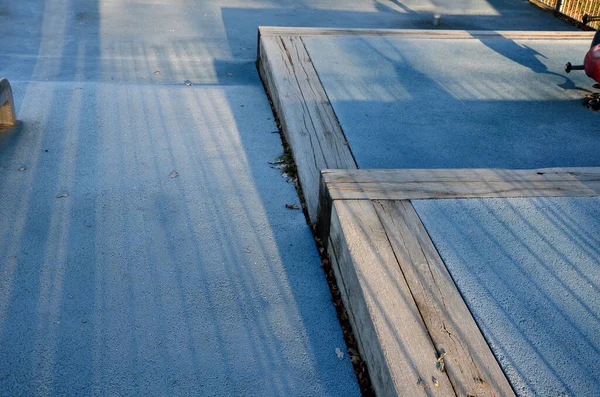 Aire Jeux Avec Glissière Acier Inoxydable Surface Caoutchouc Bleu Terrasses — Photo