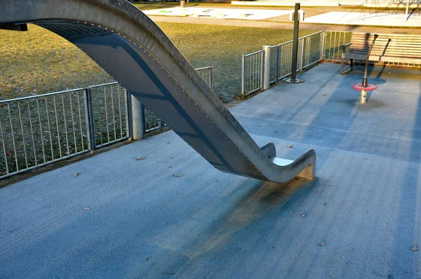 Spielplatz Mit Edelstahlrutsche Blauer Gummioberfläche Stufenterrassen Die Von Massiven Balken — Stockfoto