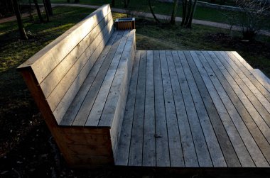  Ahşap merdiven nehre bakan bir tiyatro tezgahı görevi görüyor. Orjinal ahşap bankların olduğu park alanı. Tropik ahşap çöp tenekesi, yatak odası ve yatak odasıyla dolu uzun merdivenlerde de oturabilirsiniz.